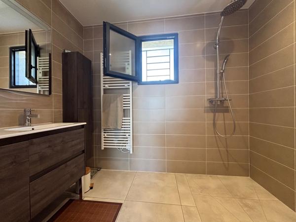 LUNEL (34), VENDUE MEUBLÉE, VILLA CONTEMPORAINE P4, PRESTATIONS HAUT DE GAMME, PISCINE, SECTEUR CALME