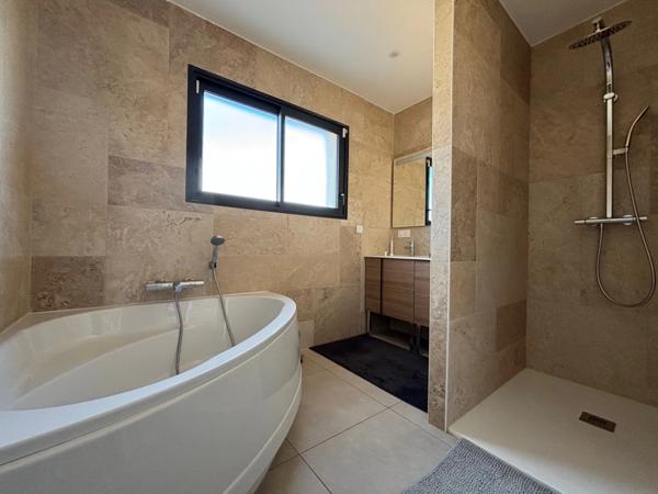 LUNEL (34), VENDUE MEUBLÉE, VILLA CONTEMPORAINE P4, PRESTATIONS HAUT DE GAMME, PISCINE, SECTEUR CALME