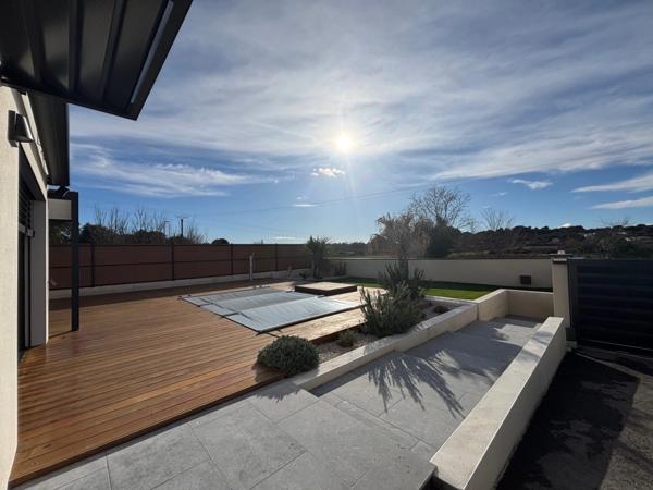 LUNEL (34), VENDUE MEUBLÉE, VILLA CONTEMPORAINE P4, PRESTATIONS HAUT DE GAMME, PISCINE, SECTEUR CALME