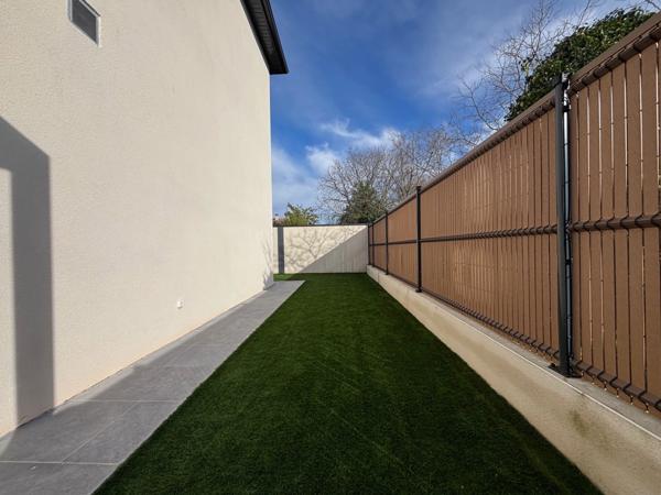 LUNEL (34), VENDUE MEUBLÉE, VILLA CONTEMPORAINE P4, PRESTATIONS HAUT DE GAMME, PISCINE, SECTEUR CALME