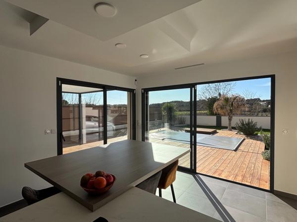 LUNEL (34), VENDUE MEUBLÉE, VILLA CONTEMPORAINE P4, PRESTATIONS HAUT DE GAMME, PISCINE, SECTEUR CALME