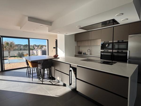 LUNEL (34), VENDUE MEUBLÉE, VILLA CONTEMPORAINE P4, PRESTATIONS HAUT DE GAMME, PISCINE, SECTEUR CALME