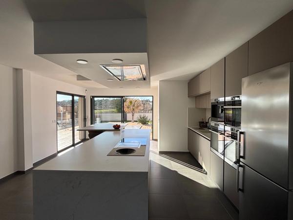 LUNEL (34), VENDUE MEUBLÉE, VILLA CONTEMPORAINE P4, PRESTATIONS HAUT DE GAMME, PISCINE, SECTEUR CALME