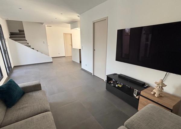 LUNEL (34), VENDUE MEUBLÉE, VILLA CONTEMPORAINE P4, PRESTATIONS HAUT DE GAMME, PISCINE, SECTEUR CALME