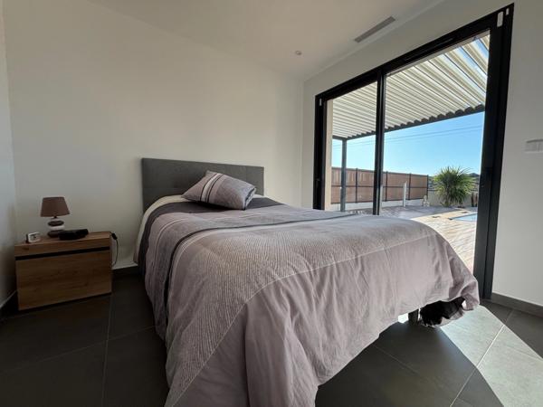 LUNEL (34), VENDUE MEUBLÉE, VILLA CONTEMPORAINE P4, PRESTATIONS HAUT DE GAMME, PISCINE, SECTEUR CALME