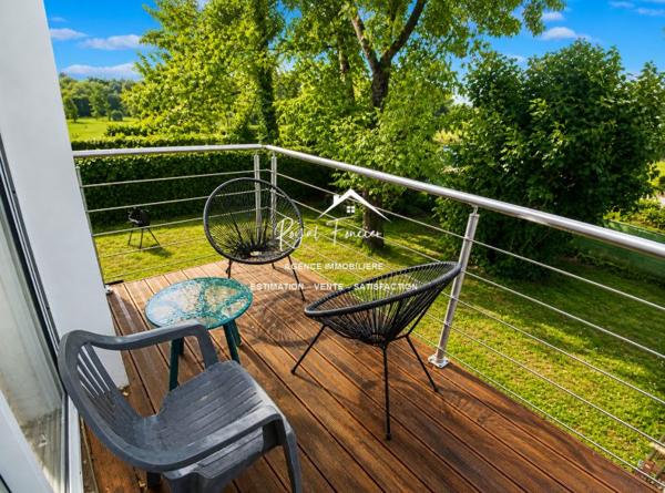 Vue sur la terrasse cosy en bois, beau pavillon sur sous sol complet