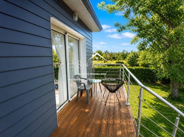Vue sur la terrasse cosy en bois, beau pavillon sur sous sol complet