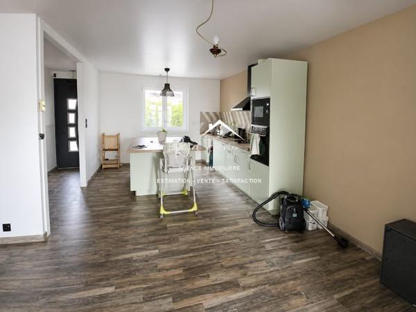 Vue sur la terrasse cosy en bois, beau pavillon sur sous sol complet