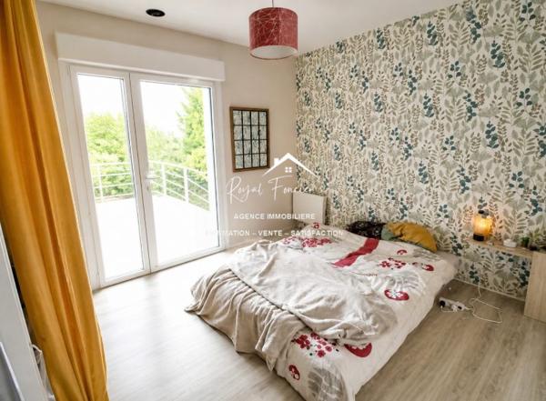 Vue sur la terrasse cosy en bois, beau pavillon sur sous sol complet