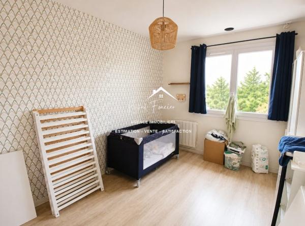 Vue sur la terrasse cosy en bois, beau pavillon sur sous sol complet
