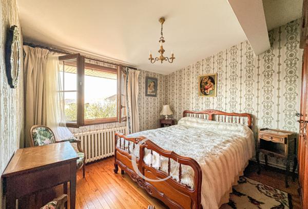 Eysines (33320) BELLE BÂTISSE T5 - 4 CHAMBRES - DEPENDANCES - GARAGES