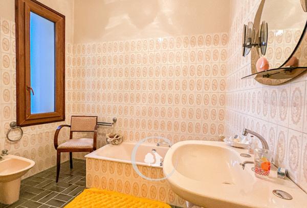 Eysines (33320) BELLE BÂTISSE T5 - 4 CHAMBRES - DEPENDANCES - GARAGES