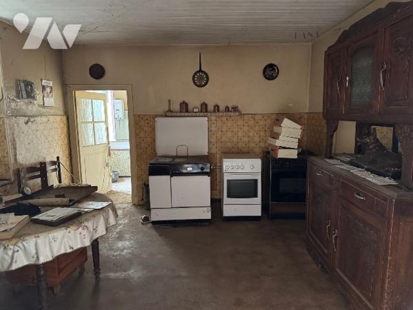 Maison rurale à rénover avec dépendances sur 4910m² de terrain.