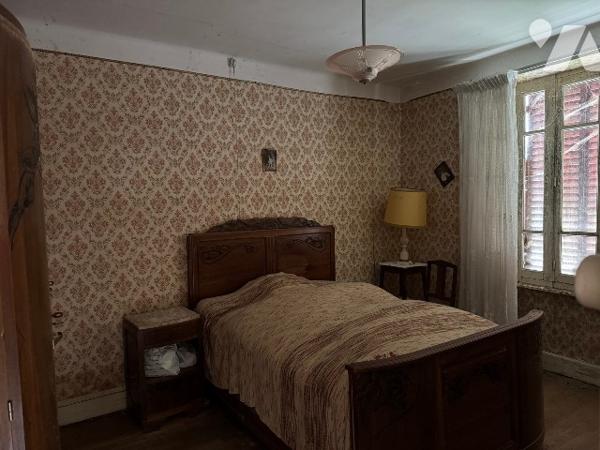 Maison rurale à rénover avec dépendances sur 4910m² de terrain.