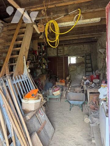 Maison rurale à rénover avec dépendances sur 4910m² de terrain.