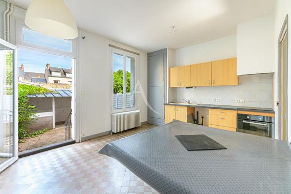 TOURS - UNE MAISON AVEC COUR AU PRIX D'UN APPARTEMENT