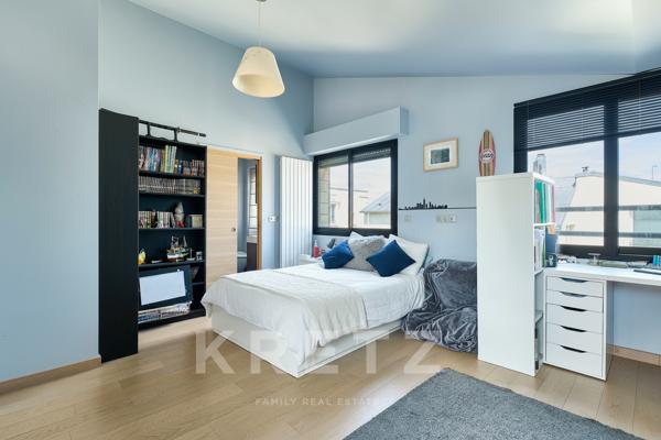La Garenne-Colombes – Maison contemporaine avec piscine intérieure et jardin paysagé