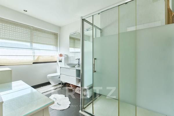 La Garenne-Colombes – Maison contemporaine avec piscine intérieure et jardin paysagé