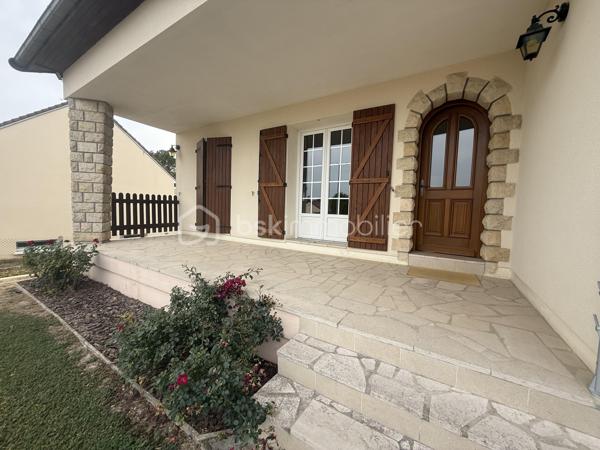 Venez découvrir cette belle maison individuelle de 110 m2, implanté sur un terrain de 1000 m2, offrant un cadre de vie agréable.
Dès l' entrée, vous serez séduit par ses espaces généreux et son atmosphère chaleureuse. Vous découvrirez un vaste salon séjour d'environ 33 m2, lumineux et convivial, agrémenté d'un insert bois, idéal pour profiter de moments privilégiés en famille.
La maison dispose également d'une grande cuisine indépendante de 14 m2, d' une salle de douche et de trois chambres. 
Un sous-sol complet vient compléter ce bien. il comprend notamment une cuisine d'été, une cave, différents espaces de rangement ainsi qu'un garage équipé d'une porte électrique. 
Vous bénéficierez également d'environ 35 m2 supplémentaires aménagés au sous-sol.
A l'extérieur, vous apprécierez une belle terrasse donnant sur un vaste terrain entièrement clos de 1002 m2, offrant un agréable espace pour profiter des beaux jours.
Enfin la maison bénéficie d'un important potentiel d'évolution grâce à son grenier aménageable. Celui-ci permettrait notamment de créer deux pièces supplémentaires de belles dimensions, une première de 22 m2 et une seconde de plus de 30 m2.
Une maison à découvrir sans tarder!