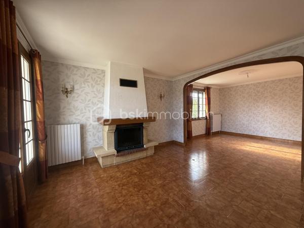 Venez découvrir cette belle maison individuelle de 110 m2, implanté sur un terrain de 1000 m2, offrant un cadre de vie agréable.
Dès l' entrée, vous serez séduit par ses espaces généreux et son atmosphère chaleureuse. Vous découvrirez un vaste salon séjour d'environ 33 m2, lumineux et convivial, agrémenté d'un insert bois, idéal pour profiter de moments privilégiés en famille.
La maison dispose également d'une grande cuisine indépendante de 14 m2, d' une salle de douche et de trois chambres. 
Un sous-sol complet vient compléter ce bien. il comprend notamment une cuisine d'été, une cave, différents espaces de rangement ainsi qu'un garage équipé d'une porte électrique. 
Vous bénéficierez également d'environ 35 m2 supplémentaires aménagés au sous-sol.
A l'extérieur, vous apprécierez une belle terrasse donnant sur un vaste terrain entièrement clos de 1002 m2, offrant un agréable espace pour profiter des beaux jours.
Enfin la maison bénéficie d'un important potentiel d'évolution grâce à son grenier aménageable. Celui-ci permettrait notamment de créer deux pièces supplémentaires de belles dimensions, une première de 22 m2 et une seconde de plus de 30 m2.
Une maison à découvrir sans tarder!