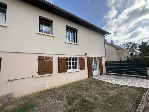Venez découvrir cette belle maison individuelle de 110 m2, implanté sur un terrain de 1000 m2, offrant un cadre de vie agréable.
Dès l' entrée, vous serez séduit par ses espaces généreux et son atmosphère chaleureuse. Vous découvrirez un vaste salon séjour d'environ 33 m2, lumineux et convivial, agrémenté d'un insert bois, idéal pour profiter de moments privilégiés en famille.
La maison dispose également d'une grande cuisine indépendante de 14 m2, d' une salle de douche et de trois chambres. 
Un sous-sol complet vient compléter ce bien. il comprend notamment une cuisine d'été, une cave, différents espaces de rangement ainsi qu'un garage équipé d'une porte électrique. 
Vous bénéficierez également d'environ 35 m2 supplémentaires aménagés au sous-sol.
A l'extérieur, vous apprécierez une belle terrasse donnant sur un vaste terrain entièrement clos de 1002 m2, offrant un agréable espace pour profiter des beaux jours.
Enfin la maison bénéficie d'un important potentiel d'évolution grâce à son grenier aménageable. Celui-ci permettrait notamment de créer deux pièces supplémentaires de belles dimensions, une première de 22 m2 et une seconde de plus de 30 m2.
Une maison à découvrir sans tarder!