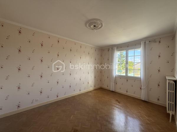 Venez découvrir cette belle maison individuelle de 110 m2, implanté sur un terrain de 1000 m2, offrant un cadre de vie agréable.
Dès l' entrée, vous serez séduit par ses espaces généreux et son atmosphère chaleureuse. Vous découvrirez un vaste salon séjour d'environ 33 m2, lumineux et convivial, agrémenté d'un insert bois, idéal pour profiter de moments privilégiés en famille.
La maison dispose également d'une grande cuisine indépendante de 14 m2, d' une salle de douche et de trois chambres. 
Un sous-sol complet vient compléter ce bien. il comprend notamment une cuisine d'été, une cave, différents espaces de rangement ainsi qu'un garage équipé d'une porte électrique. 
Vous bénéficierez également d'environ 35 m2 supplémentaires aménagés au sous-sol.
A l'extérieur, vous apprécierez une belle terrasse donnant sur un vaste terrain entièrement clos de 1002 m2, offrant un agréable espace pour profiter des beaux jours.
Enfin la maison bénéficie d'un important potentiel d'évolution grâce à son grenier aménageable. Celui-ci permettrait notamment de créer deux pièces supplémentaires de belles dimensions, une première de 22 m2 et une seconde de plus de 30 m2.
Une maison à découvrir sans tarder!