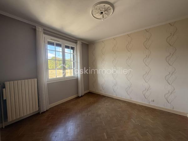 Venez découvrir cette belle maison individuelle de 110 m2, implanté sur un terrain de 1000 m2, offrant un cadre de vie agréable.
Dès l' entrée, vous serez séduit par ses espaces généreux et son atmosphère chaleureuse. Vous découvrirez un vaste salon séjour d'environ 33 m2, lumineux et convivial, agrémenté d'un insert bois, idéal pour profiter de moments privilégiés en famille.
La maison dispose également d'une grande cuisine indépendante de 14 m2, d' une salle de douche et de trois chambres. 
Un sous-sol complet vient compléter ce bien. il comprend notamment une cuisine d'été, une cave, différents espaces de rangement ainsi qu'un garage équipé d'une porte électrique. 
Vous bénéficierez également d'environ 35 m2 supplémentaires aménagés au sous-sol.
A l'extérieur, vous apprécierez une belle terrasse donnant sur un vaste terrain entièrement clos de 1002 m2, offrant un agréable espace pour profiter des beaux jours.
Enfin la maison bénéficie d'un important potentiel d'évolution grâce à son grenier aménageable. Celui-ci permettrait notamment de créer deux pièces supplémentaires de belles dimensions, une première de 22 m2 et une seconde de plus de 30 m2.
Une maison à découvrir sans tarder!