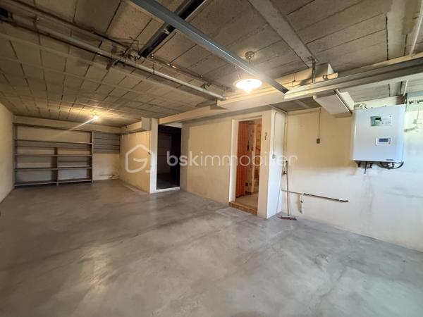 Venez découvrir cette belle maison individuelle de 110 m2, implanté sur un terrain de 1000 m2, offrant un cadre de vie agréable.
Dès l' entrée, vous serez séduit par ses espaces généreux et son atmosphère chaleureuse. Vous découvrirez un vaste salon séjour d'environ 33 m2, lumineux et convivial, agrémenté d'un insert bois, idéal pour profiter de moments privilégiés en famille.
La maison dispose également d'une grande cuisine indépendante de 14 m2, d' une salle de douche et de trois chambres. 
Un sous-sol complet vient compléter ce bien. il comprend notamment une cuisine d'été, une cave, différents espaces de rangement ainsi qu'un garage équipé d'une porte électrique. 
Vous bénéficierez également d'environ 35 m2 supplémentaires aménagés au sous-sol.
A l'extérieur, vous apprécierez une belle terrasse donnant sur un vaste terrain entièrement clos de 1002 m2, offrant un agréable espace pour profiter des beaux jours.
Enfin la maison bénéficie d'un important potentiel d'évolution grâce à son grenier aménageable. Celui-ci permettrait notamment de créer deux pièces supplémentaires de belles dimensions, une première de 22 m2 et une seconde de plus de 30 m2.
Une maison à découvrir sans tarder!