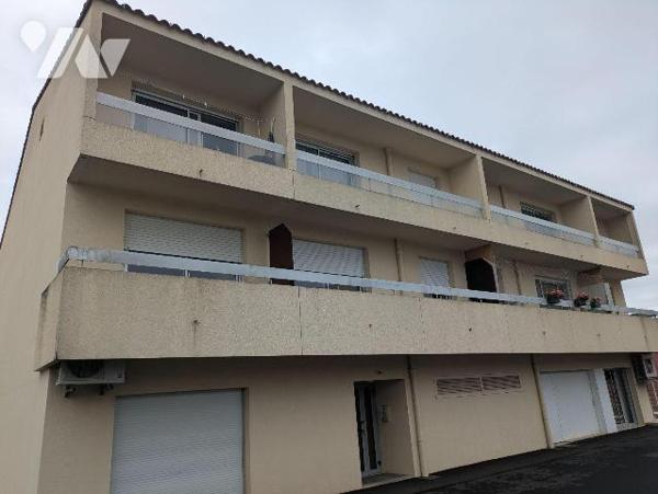 EXCLUSIVITÉ - LES HERBIERS - En centre-ville, cet appartement de type T2 de 42 m² comprenant un...