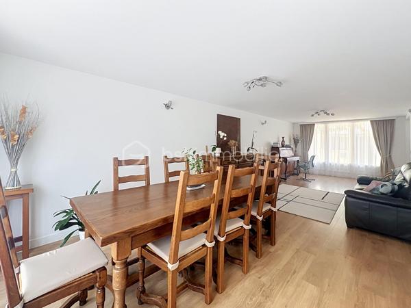 Venez découvrir cette agréable maison familiale rénové de 116 m² habitables, située dans un secteur recherché de Ris-Orangis, à proximité immédiate des écoles, des commerces, du marché, des transports et des principaux axes routiers,  offrant de beaux volumes et un fort potentiel d'évolution grâce à ses combles aménageables.
Dès l'entrée, vous serez séduits par un vaste hall de 12 m2 desservant un espace buanderie avec WC (avec la possibilité de créer une salle d'eau), au bout du couloir une cuisine équipée donnant sur le jardin, ainsi qu'un magnifique séjour traversant de 33 m², baigné de lumière, idéal pour partager de beaux moments en famille.
À l'étage, l'espace nuit se compose de quatre belles chambres lumineuses dont une de 17 m2 avec balcon et d'une salle de bain fonctionnelle.
À l'extérieur, vous profiterez d'un agréable jardin clos d'environ 338 m2, idéal pour les repas en terrasse, les jeux des enfants ou simplement pour se détendre en toute tranquillité.
La maison bénéficie également de prestations appréciables : double vitrage, isolation intérieure et extérieure, chauffage électrique, portail, ainsi qu'un environnement calme et recherché.
Les atouts : beaux volumes, 4 chambres, combles aménageables(plan à disposition), jardin sans vis-à-vis et emplacement privilégié à proximité de toutes les commodités.
Une maison pleine de charme, idéale pour une famille à la recherche d'espace, de confort et d'un cadre de vie agréable.
 À visiter sans tarder, coup de cœur assuré !