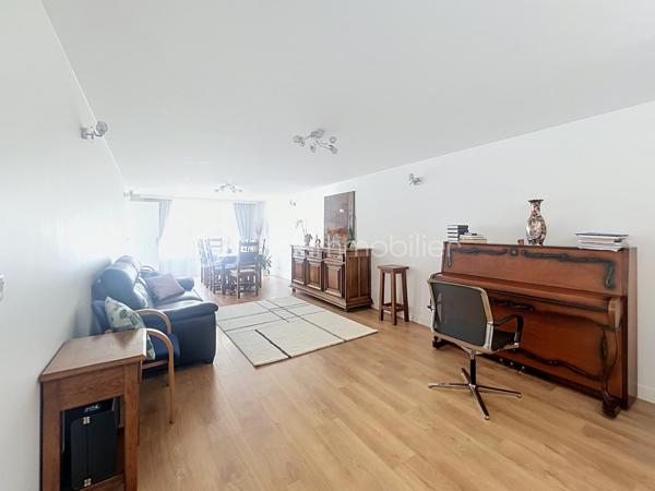 Venez découvrir cette agréable maison familiale rénové de 116 m² habitables, située dans un secteur recherché de Ris-Orangis, à proximité immédiate des écoles, des commerces, du marché, des transports et des principaux axes routiers,  offrant de beaux volumes et un fort potentiel d'évolution grâce à ses combles aménageables.
Dès l'entrée, vous serez séduits par un vaste hall de 12 m2 desservant un espace buanderie avec WC (avec la possibilité de créer une salle d'eau), au bout du couloir une cuisine équipée donnant sur le jardin, ainsi qu'un magnifique séjour traversant de 33 m², baigné de lumière, idéal pour partager de beaux moments en famille.
À l'étage, l'espace nuit se compose de quatre belles chambres lumineuses dont une de 17 m2 avec balcon et d'une salle de bain fonctionnelle.
À l'extérieur, vous profiterez d'un agréable jardin clos d'environ 338 m2, idéal pour les repas en terrasse, les jeux des enfants ou simplement pour se détendre en toute tranquillité.
La maison bénéficie également de prestations appréciables : double vitrage, isolation intérieure et extérieure, chauffage électrique, portail, ainsi qu'un environnement calme et recherché.
Les atouts : beaux volumes, 4 chambres, combles aménageables(plan à disposition), jardin sans vis-à-vis et emplacement privilégié à proximité de toutes les commodités.
Une maison pleine de charme, idéale pour une famille à la recherche d'espace, de confort et d'un cadre de vie agréable.
 À visiter sans tarder, coup de cœur assuré !