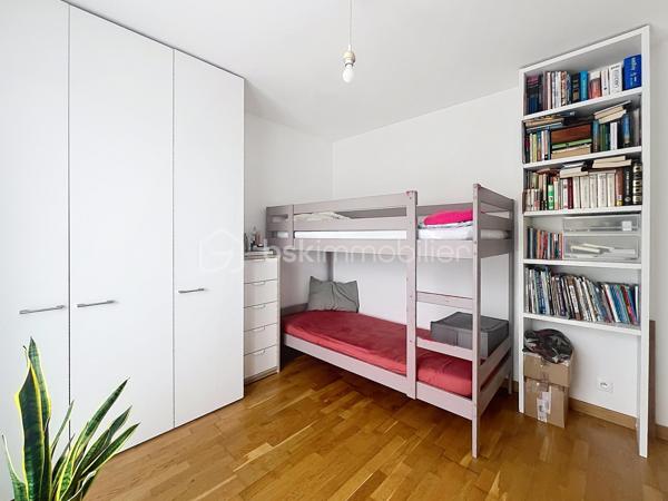 Venez découvrir cette agréable maison familiale rénové de 116 m² habitables, située dans un secteur recherché de Ris-Orangis, à proximité immédiate des écoles, des commerces, du marché, des transports et des principaux axes routiers,  offrant de beaux volumes et un fort potentiel d'évolution grâce à ses combles aménageables.
Dès l'entrée, vous serez séduits par un vaste hall de 12 m2 desservant un espace buanderie avec WC (avec la possibilité de créer une salle d'eau), au bout du couloir une cuisine équipée donnant sur le jardin, ainsi qu'un magnifique séjour traversant de 33 m², baigné de lumière, idéal pour partager de beaux moments en famille.
À l'étage, l'espace nuit se compose de quatre belles chambres lumineuses dont une de 17 m2 avec balcon et d'une salle de bain fonctionnelle.
À l'extérieur, vous profiterez d'un agréable jardin clos d'environ 338 m2, idéal pour les repas en terrasse, les jeux des enfants ou simplement pour se détendre en toute tranquillité.
La maison bénéficie également de prestations appréciables : double vitrage, isolation intérieure et extérieure, chauffage électrique, portail, ainsi qu'un environnement calme et recherché.
Les atouts : beaux volumes, 4 chambres, combles aménageables(plan à disposition), jardin sans vis-à-vis et emplacement privilégié à proximité de toutes les commodités.
Une maison pleine de charme, idéale pour une famille à la recherche d'espace, de confort et d'un cadre de vie agréable.
 À visiter sans tarder, coup de cœur assuré !