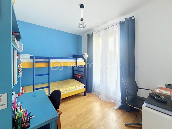 Venez découvrir cette agréable maison familiale rénové de 116 m² habitables, située dans un secteur recherché de Ris-Orangis, à proximité immédiate des écoles, des commerces, du marché, des transports et des principaux axes routiers,  offrant de beaux volumes et un fort potentiel d'évolution grâce à ses combles aménageables.
Dès l'entrée, vous serez séduits par un vaste hall de 12 m2 desservant un espace buanderie avec WC (avec la possibilité de créer une salle d'eau), au bout du couloir une cuisine équipée donnant sur le jardin, ainsi qu'un magnifique séjour traversant de 33 m², baigné de lumière, idéal pour partager de beaux moments en famille.
À l'étage, l'espace nuit se compose de quatre belles chambres lumineuses dont une de 17 m2 avec balcon et d'une salle de bain fonctionnelle.
À l'extérieur, vous profiterez d'un agréable jardin clos d'environ 338 m2, idéal pour les repas en terrasse, les jeux des enfants ou simplement pour se détendre en toute tranquillité.
La maison bénéficie également de prestations appréciables : double vitrage, isolation intérieure et extérieure, chauffage électrique, portail, ainsi qu'un environnement calme et recherché.
Les atouts : beaux volumes, 4 chambres, combles aménageables(plan à disposition), jardin sans vis-à-vis et emplacement privilégié à proximité de toutes les commodités.
Une maison pleine de charme, idéale pour une famille à la recherche d'espace, de confort et d'un cadre de vie agréable.
 À visiter sans tarder, coup de cœur assuré !