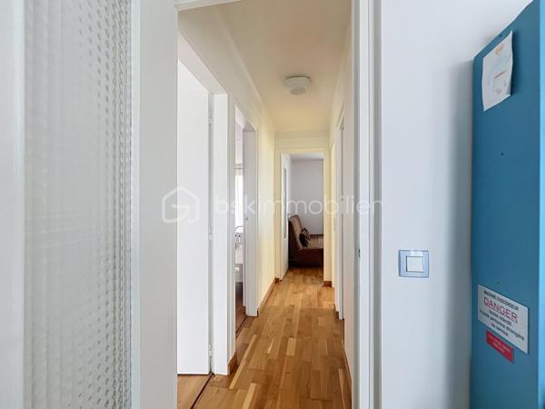 Venez découvrir cette agréable maison familiale rénové de 116 m² habitables, située dans un secteur recherché de Ris-Orangis, à proximité immédiate des écoles, des commerces, du marché, des transports et des principaux axes routiers,  offrant de beaux volumes et un fort potentiel d'évolution grâce à ses combles aménageables.
Dès l'entrée, vous serez séduits par un vaste hall de 12 m2 desservant un espace buanderie avec WC (avec la possibilité de créer une salle d'eau), au bout du couloir une cuisine équipée donnant sur le jardin, ainsi qu'un magnifique séjour traversant de 33 m², baigné de lumière, idéal pour partager de beaux moments en famille.
À l'étage, l'espace nuit se compose de quatre belles chambres lumineuses dont une de 17 m2 avec balcon et d'une salle de bain fonctionnelle.
À l'extérieur, vous profiterez d'un agréable jardin clos d'environ 338 m2, idéal pour les repas en terrasse, les jeux des enfants ou simplement pour se détendre en toute tranquillité.
La maison bénéficie également de prestations appréciables : double vitrage, isolation intérieure et extérieure, chauffage électrique, portail, ainsi qu'un environnement calme et recherché.
Les atouts : beaux volumes, 4 chambres, combles aménageables(plan à disposition), jardin sans vis-à-vis et emplacement privilégié à proximité de toutes les commodités.
Une maison pleine de charme, idéale pour une famille à la recherche d'espace, de confort et d'un cadre de vie agréable.
 À visiter sans tarder, coup de cœur assuré !
