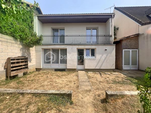 Venez découvrir cette agréable maison familiale rénové de 116 m² habitables, située dans un secteur recherché de Ris-Orangis, à proximité immédiate des écoles, des commerces, du marché, des transports et des principaux axes routiers,  offrant de beaux volumes et un fort potentiel d'évolution grâce à ses combles aménageables.
Dès l'entrée, vous serez séduits par un vaste hall de 12 m2 desservant un espace buanderie avec WC (avec la possibilité de créer une salle d'eau), au bout du couloir une cuisine équipée donnant sur le jardin, ainsi qu'un magnifique séjour traversant de 33 m², baigné de lumière, idéal pour partager de beaux moments en famille.
À l'étage, l'espace nuit se compose de quatre belles chambres lumineuses dont une de 17 m2 avec balcon et d'une salle de bain fonctionnelle.
À l'extérieur, vous profiterez d'un agréable jardin clos d'environ 338 m2, idéal pour les repas en terrasse, les jeux des enfants ou simplement pour se détendre en toute tranquillité.
La maison bénéficie également de prestations appréciables : double vitrage, isolation intérieure et extérieure, chauffage électrique, portail, ainsi qu'un environnement calme et recherché.
Les atouts : beaux volumes, 4 chambres, combles aménageables(plan à disposition), jardin sans vis-à-vis et emplacement privilégié à proximité de toutes les commodités.
Une maison pleine de charme, idéale pour une famille à la recherche d'espace, de confort et d'un cadre de vie agréable.
 À visiter sans tarder, coup de cœur assuré !