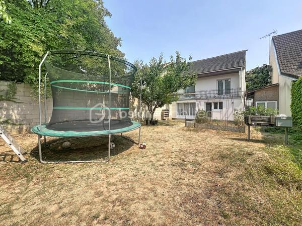 Venez découvrir cette agréable maison familiale rénové de 116 m² habitables, située dans un secteur recherché de Ris-Orangis, à proximité immédiate des écoles, des commerces, du marché, des transports et des principaux axes routiers,  offrant de beaux volumes et un fort potentiel d'évolution grâce à ses combles aménageables.
Dès l'entrée, vous serez séduits par un vaste hall de 12 m2 desservant un espace buanderie avec WC (avec la possibilité de créer une salle d'eau), au bout du couloir une cuisine équipée donnant sur le jardin, ainsi qu'un magnifique séjour traversant de 33 m², baigné de lumière, idéal pour partager de beaux moments en famille.
À l'étage, l'espace nuit se compose de quatre belles chambres lumineuses dont une de 17 m2 avec balcon et d'une salle de bain fonctionnelle.
À l'extérieur, vous profiterez d'un agréable jardin clos d'environ 338 m2, idéal pour les repas en terrasse, les jeux des enfants ou simplement pour se détendre en toute tranquillité.
La maison bénéficie également de prestations appréciables : double vitrage, isolation intérieure et extérieure, chauffage électrique, portail, ainsi qu'un environnement calme et recherché.
Les atouts : beaux volumes, 4 chambres, combles aménageables(plan à disposition), jardin sans vis-à-vis et emplacement privilégié à proximité de toutes les commodités.
Une maison pleine de charme, idéale pour une famille à la recherche d'espace, de confort et d'un cadre de vie agréable.
 À visiter sans tarder, coup de cœur assuré !