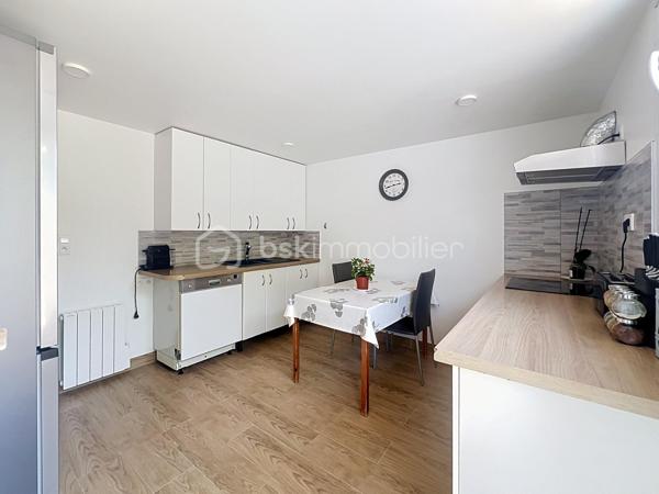 Venez découvrir cette agréable maison familiale rénové de 116 m² habitables, située dans un secteur recherché de Ris-Orangis, à proximité immédiate des écoles, des commerces, du marché, des transports et des principaux axes routiers,  offrant de beaux volumes et un fort potentiel d'évolution grâce à ses combles aménageables.
Dès l'entrée, vous serez séduits par un vaste hall de 12 m2 desservant un espace buanderie avec WC (avec la possibilité de créer une salle d'eau), au bout du couloir une cuisine équipée donnant sur le jardin, ainsi qu'un magnifique séjour traversant de 33 m², baigné de lumière, idéal pour partager de beaux moments en famille.
À l'étage, l'espace nuit se compose de quatre belles chambres lumineuses dont une de 17 m2 avec balcon et d'une salle de bain fonctionnelle.
À l'extérieur, vous profiterez d'un agréable jardin clos d'environ 338 m2, idéal pour les repas en terrasse, les jeux des enfants ou simplement pour se détendre en toute tranquillité.
La maison bénéficie également de prestations appréciables : double vitrage, isolation intérieure et extérieure, chauffage électrique, portail, ainsi qu'un environnement calme et recherché.
Les atouts : beaux volumes, 4 chambres, combles aménageables(plan à disposition), jardin sans vis-à-vis et emplacement privilégié à proximité de toutes les commodités.
Une maison pleine de charme, idéale pour une famille à la recherche d'espace, de confort et d'un cadre de vie agréable.
 À visiter sans tarder, coup de cœur assuré !