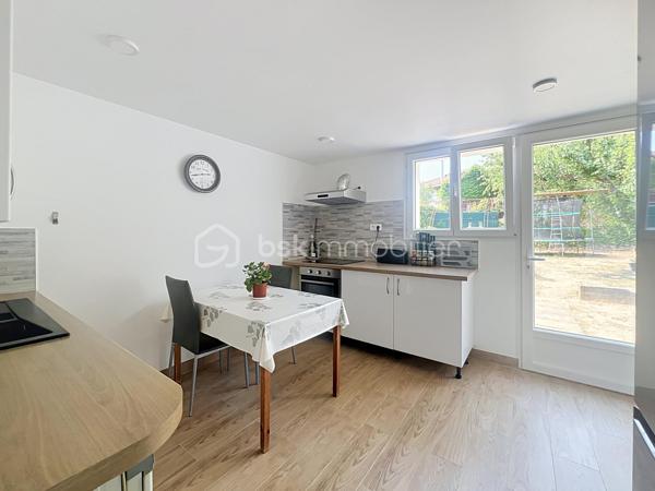 Venez découvrir cette agréable maison familiale rénové de 116 m² habitables, située dans un secteur recherché de Ris-Orangis, à proximité immédiate des écoles, des commerces, du marché, des transports et des principaux axes routiers,  offrant de beaux volumes et un fort potentiel d'évolution grâce à ses combles aménageables.
Dès l'entrée, vous serez séduits par un vaste hall de 12 m2 desservant un espace buanderie avec WC (avec la possibilité de créer une salle d'eau), au bout du couloir une cuisine équipée donnant sur le jardin, ainsi qu'un magnifique séjour traversant de 33 m², baigné de lumière, idéal pour partager de beaux moments en famille.
À l'étage, l'espace nuit se compose de quatre belles chambres lumineuses dont une de 17 m2 avec balcon et d'une salle de bain fonctionnelle.
À l'extérieur, vous profiterez d'un agréable jardin clos d'environ 338 m2, idéal pour les repas en terrasse, les jeux des enfants ou simplement pour se détendre en toute tranquillité.
La maison bénéficie également de prestations appréciables : double vitrage, isolation intérieure et extérieure, chauffage électrique, portail, ainsi qu'un environnement calme et recherché.
Les atouts : beaux volumes, 4 chambres, combles aménageables(plan à disposition), jardin sans vis-à-vis et emplacement privilégié à proximité de toutes les commodités.
Une maison pleine de charme, idéale pour une famille à la recherche d'espace, de confort et d'un cadre de vie agréable.
 À visiter sans tarder, coup de cœur assuré !