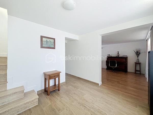 Venez découvrir cette agréable maison familiale rénové de 116 m² habitables, située dans un secteur recherché de Ris-Orangis, à proximité immédiate des écoles, des commerces, du marché, des transports et des principaux axes routiers,  offrant de beaux volumes et un fort potentiel d'évolution grâce à ses combles aménageables.
Dès l'entrée, vous serez séduits par un vaste hall de 12 m2 desservant un espace buanderie avec WC (avec la possibilité de créer une salle d'eau), au bout du couloir une cuisine équipée donnant sur le jardin, ainsi qu'un magnifique séjour traversant de 33 m², baigné de lumière, idéal pour partager de beaux moments en famille.
À l'étage, l'espace nuit se compose de quatre belles chambres lumineuses dont une de 17 m2 avec balcon et d'une salle de bain fonctionnelle.
À l'extérieur, vous profiterez d'un agréable jardin clos d'environ 338 m2, idéal pour les repas en terrasse, les jeux des enfants ou simplement pour se détendre en toute tranquillité.
La maison bénéficie également de prestations appréciables : double vitrage, isolation intérieure et extérieure, chauffage électrique, portail, ainsi qu'un environnement calme et recherché.
Les atouts : beaux volumes, 4 chambres, combles aménageables(plan à disposition), jardin sans vis-à-vis et emplacement privilégié à proximité de toutes les commodités.
Une maison pleine de charme, idéale pour une famille à la recherche d'espace, de confort et d'un cadre de vie agréable.
 À visiter sans tarder, coup de cœur assuré !