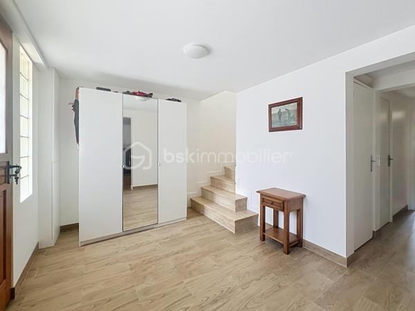 Venez découvrir cette agréable maison familiale rénové de 116 m² habitables, située dans un secteur recherché de Ris-Orangis, à proximité immédiate des écoles, des commerces, du marché, des transports et des principaux axes routiers,  offrant de beaux volumes et un fort potentiel d'évolution grâce à ses combles aménageables.
Dès l'entrée, vous serez séduits par un vaste hall de 12 m2 desservant un espace buanderie avec WC (avec la possibilité de créer une salle d'eau), au bout du couloir une cuisine équipée donnant sur le jardin, ainsi qu'un magnifique séjour traversant de 33 m², baigné de lumière, idéal pour partager de beaux moments en famille.
À l'étage, l'espace nuit se compose de quatre belles chambres lumineuses dont une de 17 m2 avec balcon et d'une salle de bain fonctionnelle.
À l'extérieur, vous profiterez d'un agréable jardin clos d'environ 338 m2, idéal pour les repas en terrasse, les jeux des enfants ou simplement pour se détendre en toute tranquillité.
La maison bénéficie également de prestations appréciables : double vitrage, isolation intérieure et extérieure, chauffage électrique, portail, ainsi qu'un environnement calme et recherché.
Les atouts : beaux volumes, 4 chambres, combles aménageables(plan à disposition), jardin sans vis-à-vis et emplacement privilégié à proximité de toutes les commodités.
Une maison pleine de charme, idéale pour une famille à la recherche d'espace, de confort et d'un cadre de vie agréable.
 À visiter sans tarder, coup de cœur assuré !