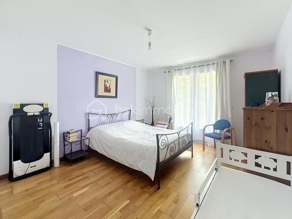 Venez découvrir cette agréable maison familiale rénové de 116 m² habitables, située dans un secteur recherché de Ris-Orangis, à proximité immédiate des écoles, des commerces, du marché, des transports et des principaux axes routiers,  offrant de beaux volumes et un fort potentiel d'évolution grâce à ses combles aménageables.
Dès l'entrée, vous serez séduits par un vaste hall de 12 m2 desservant un espace buanderie avec WC (avec la possibilité de créer une salle d'eau), au bout du couloir une cuisine équipée donnant sur le jardin, ainsi qu'un magnifique séjour traversant de 33 m², baigné de lumière, idéal pour partager de beaux moments en famille.
À l'étage, l'espace nuit se compose de quatre belles chambres lumineuses dont une de 17 m2 avec balcon et d'une salle de bain fonctionnelle.
À l'extérieur, vous profiterez d'un agréable jardin clos d'environ 338 m2, idéal pour les repas en terrasse, les jeux des enfants ou simplement pour se détendre en toute tranquillité.
La maison bénéficie également de prestations appréciables : double vitrage, isolation intérieure et extérieure, chauffage électrique, portail, ainsi qu'un environnement calme et recherché.
Les atouts : beaux volumes, 4 chambres, combles aménageables(plan à disposition), jardin sans vis-à-vis et emplacement privilégié à proximité de toutes les commodités.
Une maison pleine de charme, idéale pour une famille à la recherche d'espace, de confort et d'un cadre de vie agréable.
 À visiter sans tarder, coup de cœur assuré !