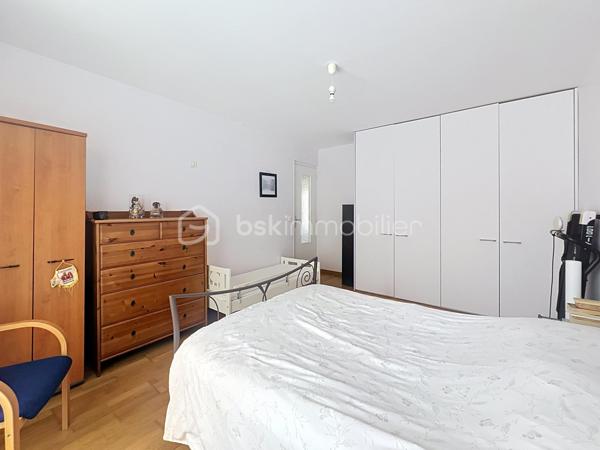 Venez découvrir cette agréable maison familiale rénové de 116 m² habitables, située dans un secteur recherché de Ris-Orangis, à proximité immédiate des écoles, des commerces, du marché, des transports et des principaux axes routiers,  offrant de beaux volumes et un fort potentiel d'évolution grâce à ses combles aménageables.
Dès l'entrée, vous serez séduits par un vaste hall de 12 m2 desservant un espace buanderie avec WC (avec la possibilité de créer une salle d'eau), au bout du couloir une cuisine équipée donnant sur le jardin, ainsi qu'un magnifique séjour traversant de 33 m², baigné de lumière, idéal pour partager de beaux moments en famille.
À l'étage, l'espace nuit se compose de quatre belles chambres lumineuses dont une de 17 m2 avec balcon et d'une salle de bain fonctionnelle.
À l'extérieur, vous profiterez d'un agréable jardin clos d'environ 338 m2, idéal pour les repas en terrasse, les jeux des enfants ou simplement pour se détendre en toute tranquillité.
La maison bénéficie également de prestations appréciables : double vitrage, isolation intérieure et extérieure, chauffage électrique, portail, ainsi qu'un environnement calme et recherché.
Les atouts : beaux volumes, 4 chambres, combles aménageables(plan à disposition), jardin sans vis-à-vis et emplacement privilégié à proximité de toutes les commodités.
Une maison pleine de charme, idéale pour une famille à la recherche d'espace, de confort et d'un cadre de vie agréable.
 À visiter sans tarder, coup de cœur assuré !