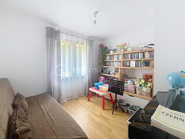 Venez découvrir cette agréable maison familiale rénové de 116 m² habitables, située dans un secteur recherché de Ris-Orangis, à proximité immédiate des écoles, des commerces, du marché, des transports et des principaux axes routiers,  offrant de beaux volumes et un fort potentiel d'évolution grâce à ses combles aménageables.
Dès l'entrée, vous serez séduits par un vaste hall de 12 m2 desservant un espace buanderie avec WC (avec la possibilité de créer une salle d'eau), au bout du couloir une cuisine équipée donnant sur le jardin, ainsi qu'un magnifique séjour traversant de 33 m², baigné de lumière, idéal pour partager de beaux moments en famille.
À l'étage, l'espace nuit se compose de quatre belles chambres lumineuses dont une de 17 m2 avec balcon et d'une salle de bain fonctionnelle.
À l'extérieur, vous profiterez d'un agréable jardin clos d'environ 338 m2, idéal pour les repas en terrasse, les jeux des enfants ou simplement pour se détendre en toute tranquillité.
La maison bénéficie également de prestations appréciables : double vitrage, isolation intérieure et extérieure, chauffage électrique, portail, ainsi qu'un environnement calme et recherché.
Les atouts : beaux volumes, 4 chambres, combles aménageables(plan à disposition), jardin sans vis-à-vis et emplacement privilégié à proximité de toutes les commodités.
Une maison pleine de charme, idéale pour une famille à la recherche d'espace, de confort et d'un cadre de vie agréable.
 À visiter sans tarder, coup de cœur assuré !