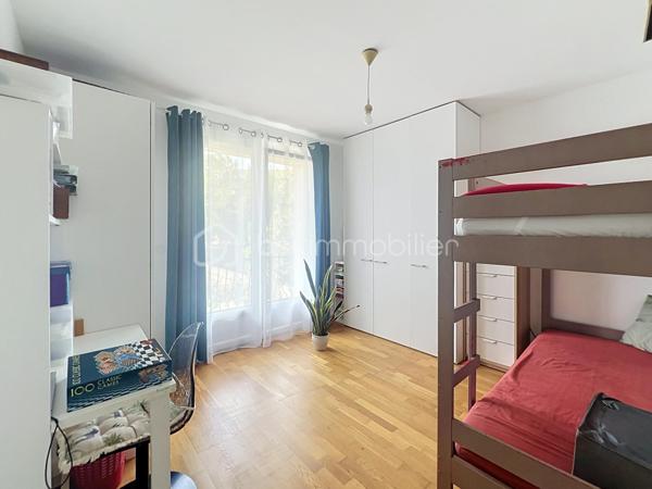 Venez découvrir cette agréable maison familiale rénové de 116 m² habitables, située dans un secteur recherché de Ris-Orangis, à proximité immédiate des écoles, des commerces, du marché, des transports et des principaux axes routiers,  offrant de beaux volumes et un fort potentiel d'évolution grâce à ses combles aménageables.
Dès l'entrée, vous serez séduits par un vaste hall de 12 m2 desservant un espace buanderie avec WC (avec la possibilité de créer une salle d'eau), au bout du couloir une cuisine équipée donnant sur le jardin, ainsi qu'un magnifique séjour traversant de 33 m², baigné de lumière, idéal pour partager de beaux moments en famille.
À l'étage, l'espace nuit se compose de quatre belles chambres lumineuses dont une de 17 m2 avec balcon et d'une salle de bain fonctionnelle.
À l'extérieur, vous profiterez d'un agréable jardin clos d'environ 338 m2, idéal pour les repas en terrasse, les jeux des enfants ou simplement pour se détendre en toute tranquillité.
La maison bénéficie également de prestations appréciables : double vitrage, isolation intérieure et extérieure, chauffage électrique, portail, ainsi qu'un environnement calme et recherché.
Les atouts : beaux volumes, 4 chambres, combles aménageables(plan à disposition), jardin sans vis-à-vis et emplacement privilégié à proximité de toutes les commodités.
Une maison pleine de charme, idéale pour une famille à la recherche d'espace, de confort et d'un cadre de vie agréable.
 À visiter sans tarder, coup de cœur assuré !