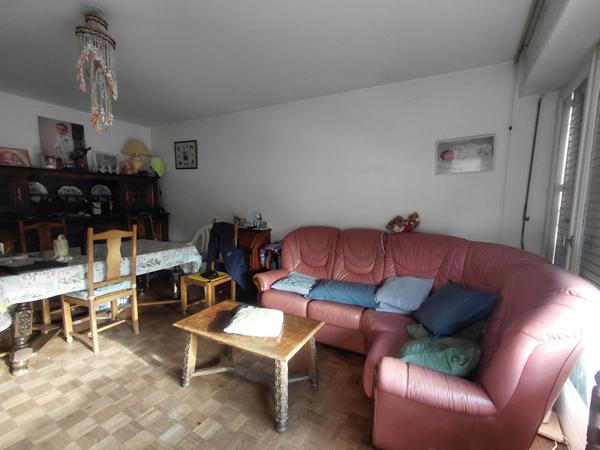 TALENCE ROUSTAING - T3 à rénover avec balcon, cave et stationnement aérien.