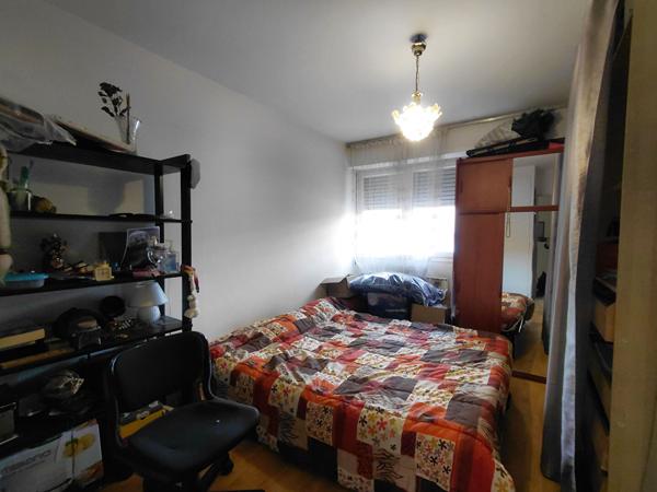 TALENCE ROUSTAING - T3 à rénover avec balcon, cave et stationnement aérien.