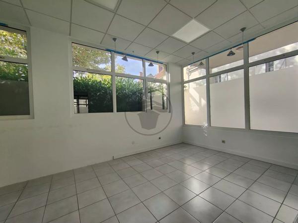 Vente                                                      Local commercial
                        
                     4 pièces                      87 m2                     à Baume-les-Dames