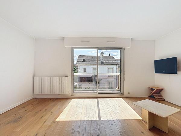 2P EN DERNIER ETAGE AU SEIN D'UNE RESIDENCE VERDOYANTE SECURISEE AVEC BALCONS ET PARKING EN SOUS-SOL