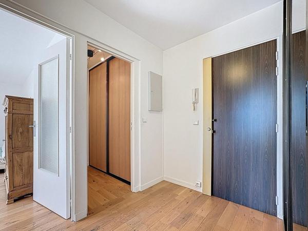 2P EN DERNIER ETAGE AU SEIN D'UNE RESIDENCE VERDOYANTE SECURISEE AVEC BALCONS ET PARKING EN SOUS-SOL