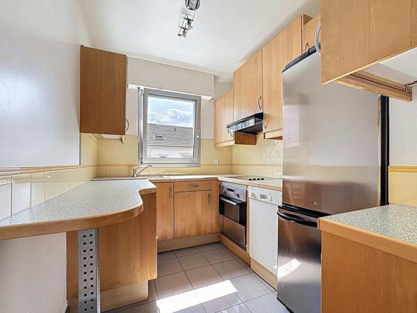 2P EN DERNIER ETAGE AU SEIN D'UNE RESIDENCE VERDOYANTE SECURISEE AVEC BALCONS ET PARKING EN SOUS-SOL